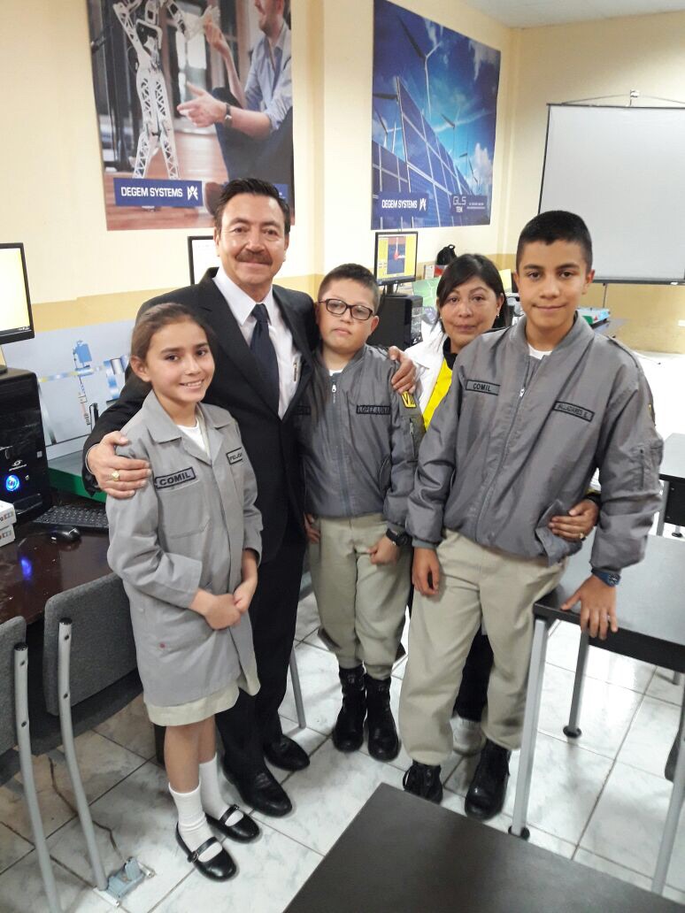 Visita del Director Ejecutivo de GLS TECH a los laboratorios del Colegio Militar “Eloy Alfaro”